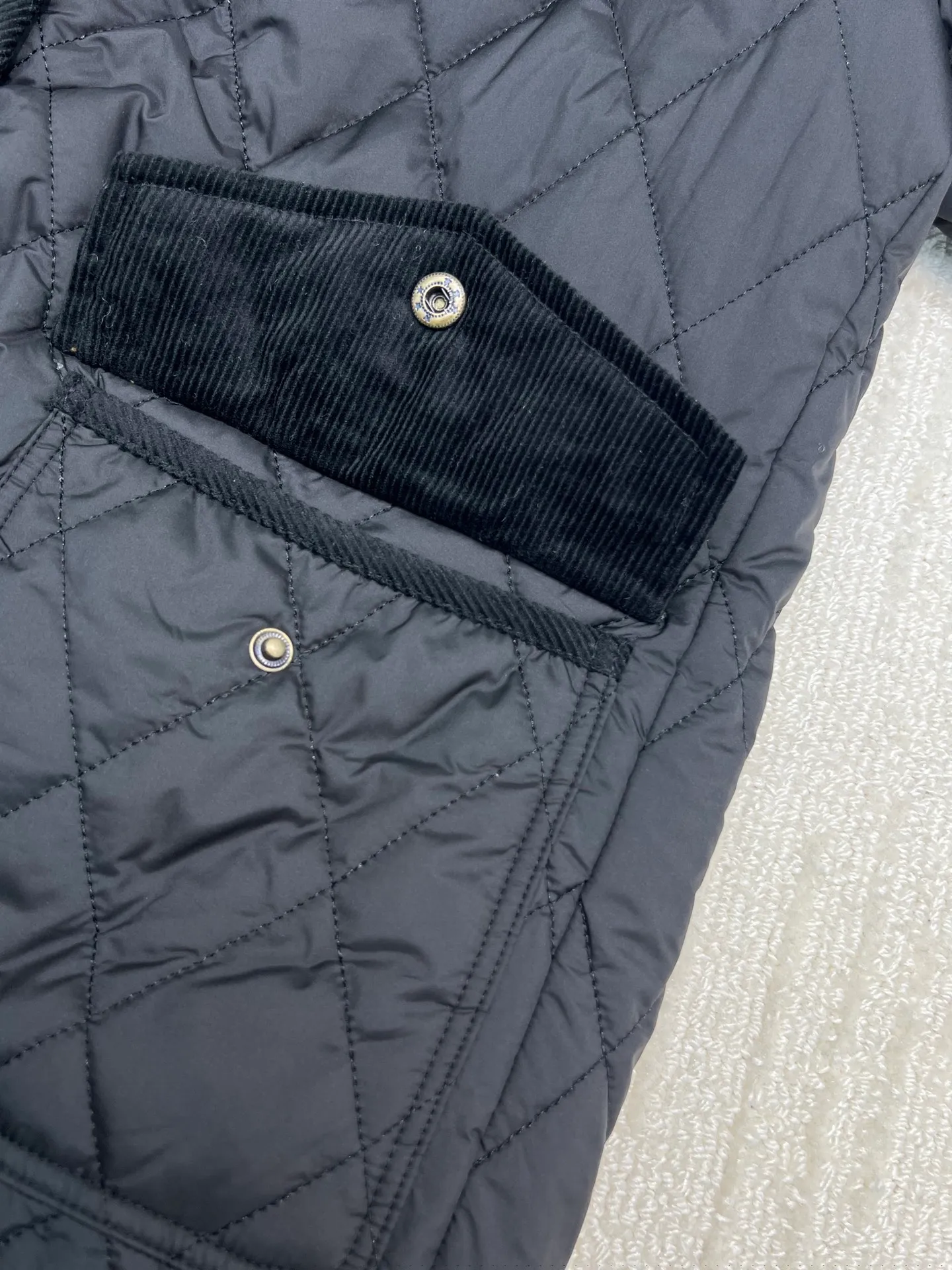 P350 Ralph Lauren logo embroidered diamond plaid corduroy cotton jacket. Exquisite small logo embroidery on the chest, corduroy color-blocked lapels, pocket design showing details, customized accessories, complete with three standards. Size: S M L XL